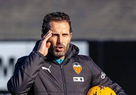 Rubén Baraja, durante un entrenamiento en Paterna.