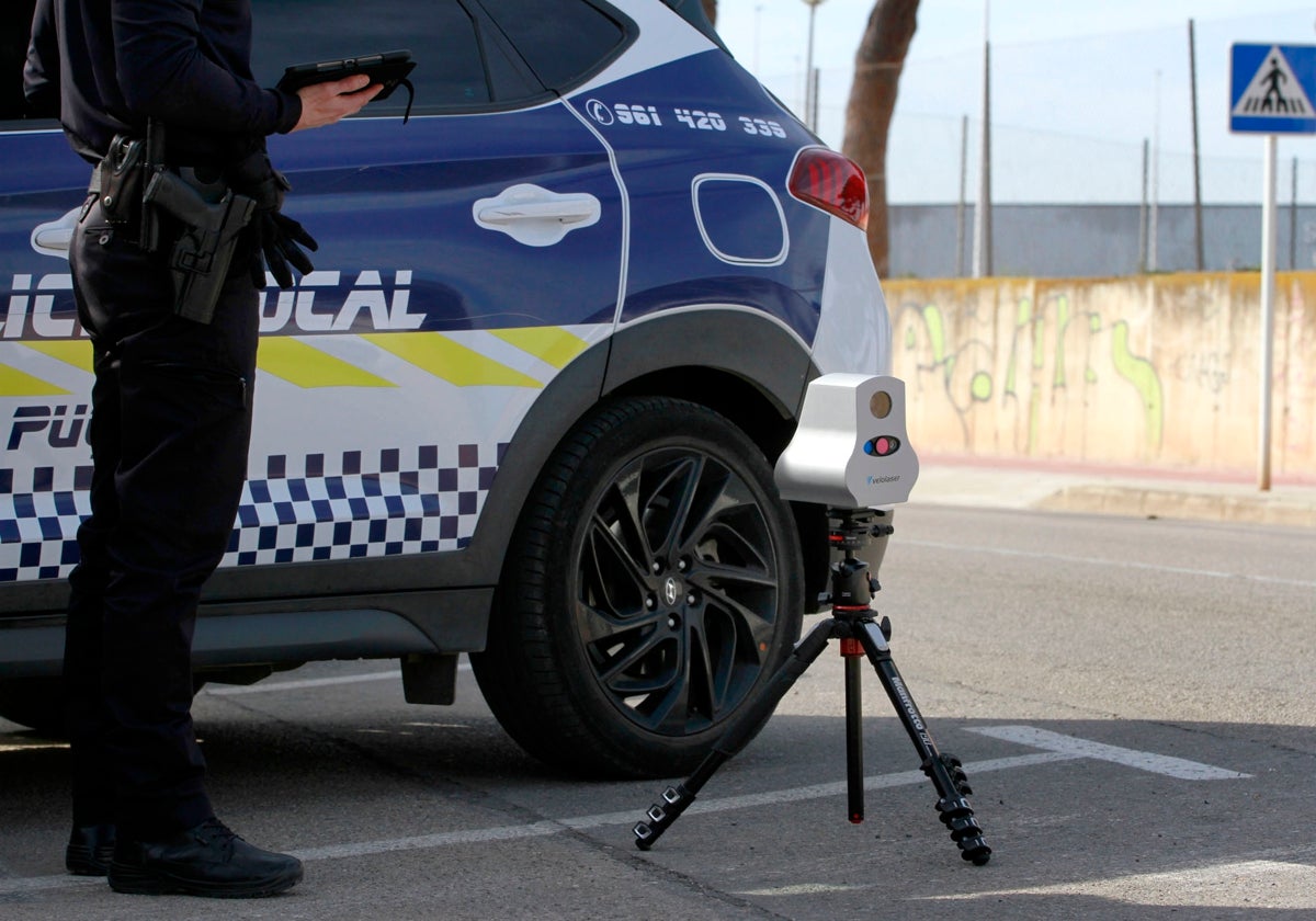 Policía Local de Puçol con el radar adquirido.