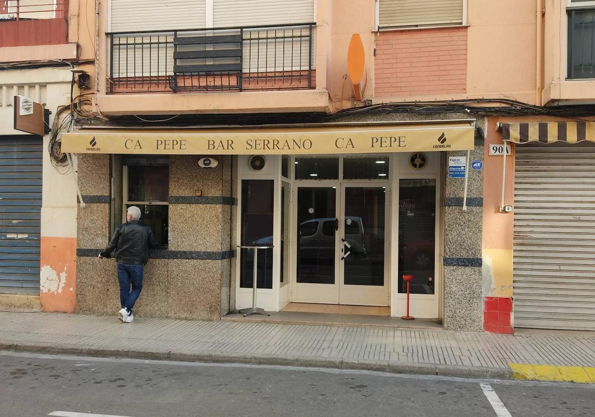 Imagen principal - El bar de almuerzos de Alzira que triunfa con su bocadillo de puntilla