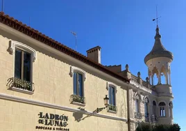 Fachada de la bodega y torre del palacete anejo.