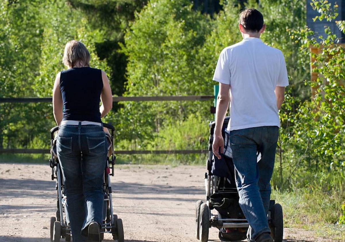 Una pareja pasea por un parque.