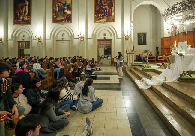 Jóvenes universitarios valencianos llenan el templo de San Pascual Bailón en las horas santas de los lunes por la noche. Primero Dios, y luego, cena entre colegas.