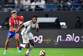 Marcos Llorente y Rodrygo pelean un balón.