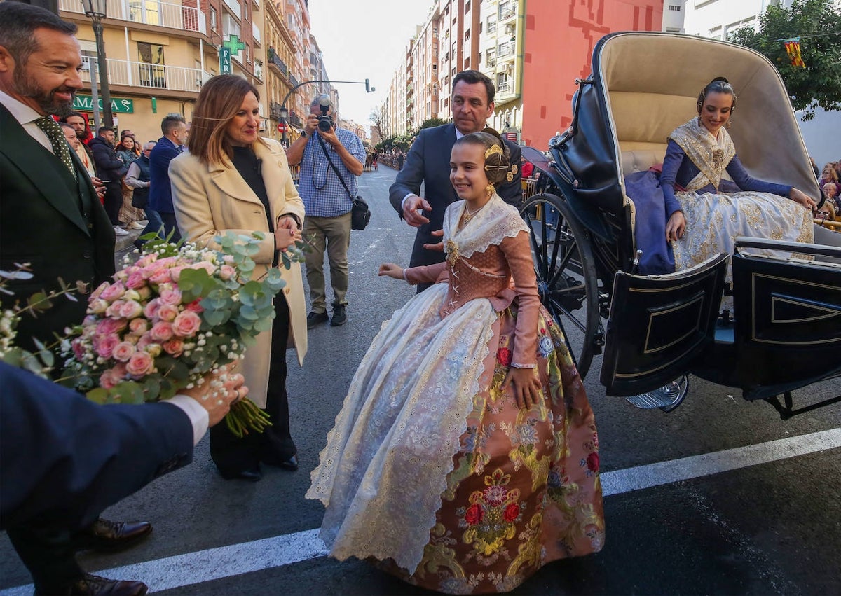 Imagen secundaria 1 - Falleras mayores de Valencia 2024 y autoridades.