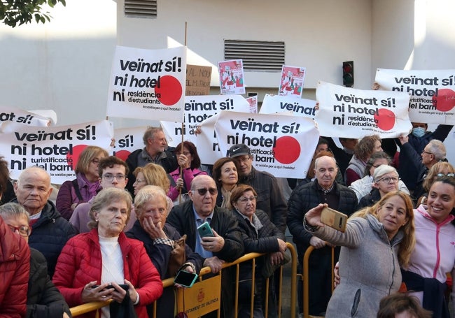 Vecinos que han protestado con pancartas para que no hagan hoteles ni residencias en el barrio.