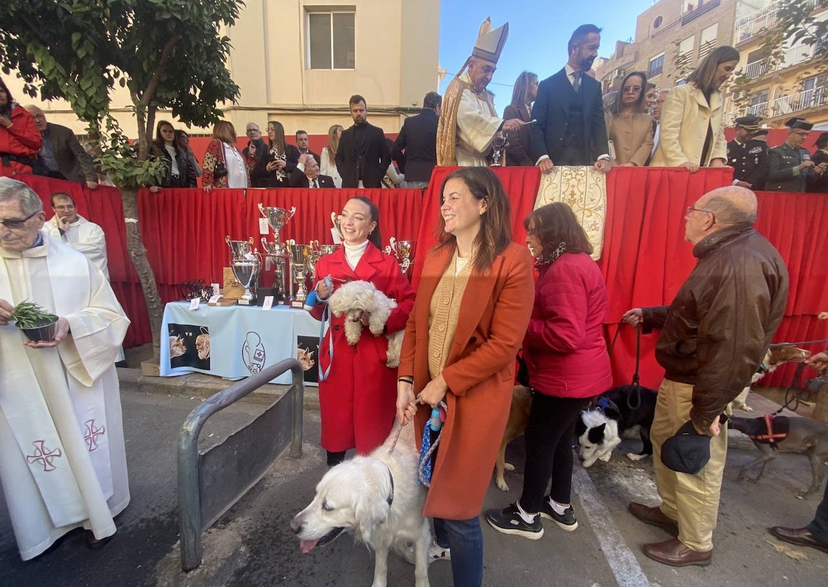 Imagen secundaria 1 - Marta Torrado, Sandra Gómez, Nuria Llopis y Fernando Giner, con sus mascotas,