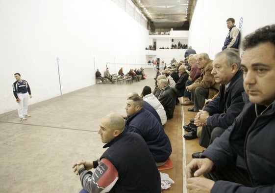 Una partida en el trinquet de Alginet antes de que cerrase.