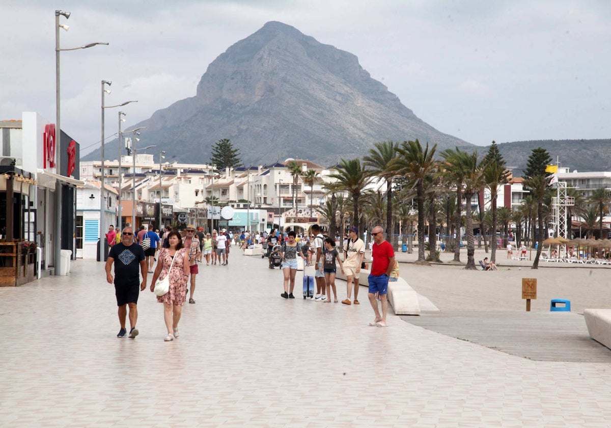 El paseo de la playa del Arenal a principios del pasado verano.