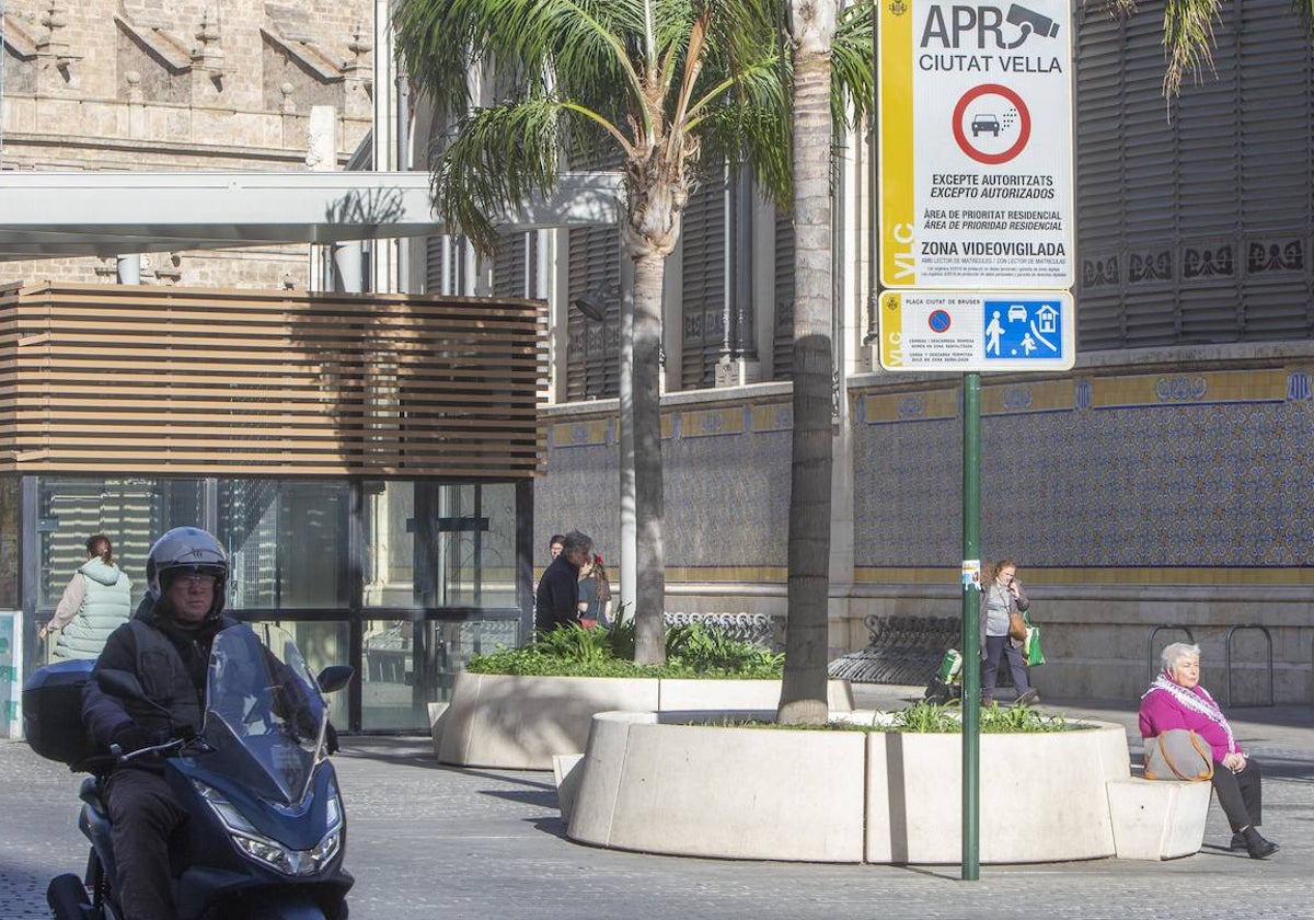 Señal con la prohibición de paso de coches contaminantes, en la plaza de Brujas.