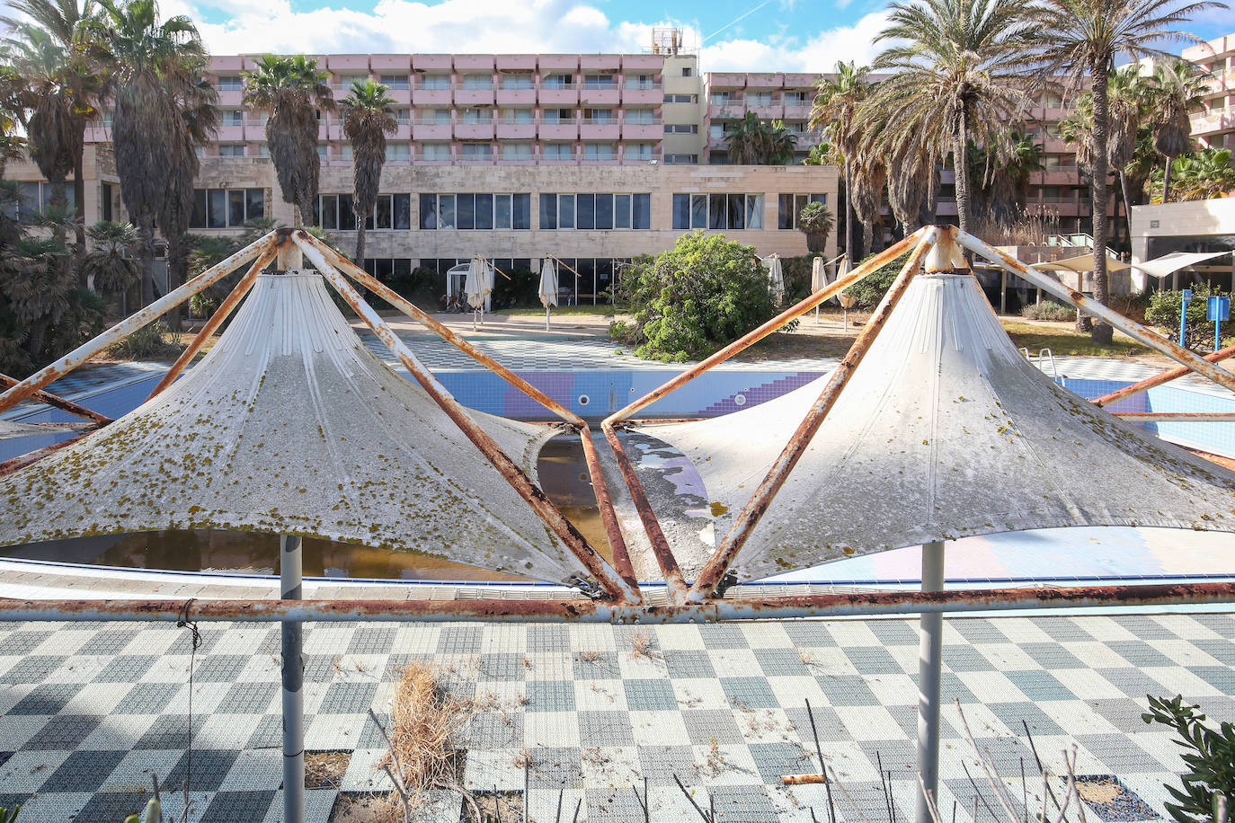 El hotel Sidi Saler, atrapado en el tiempo