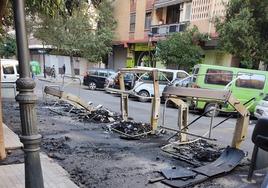 Contenedores arrasados por las llamas en la calle Poeta Mas y Ros de Algirós.