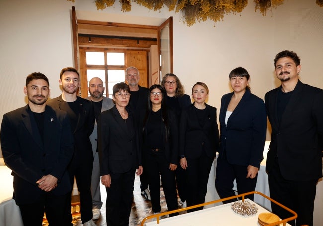 El equipo de sala, responsable de cuidar a los comensales, con Jorne y Sergio al fondo.