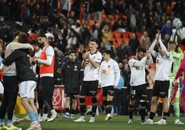 Los jugadores del Valencia, saludan visiblemente decepcionados tras el partido.