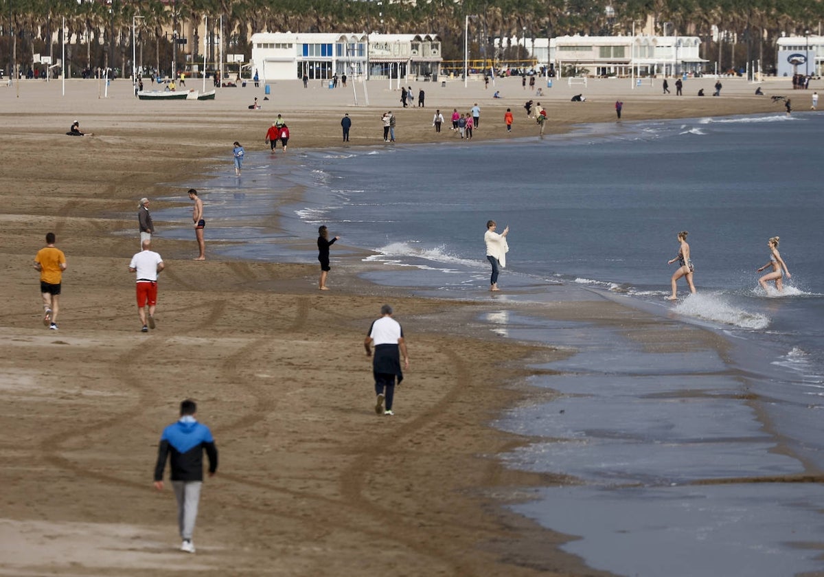 Vista de la playa de la Malvarrosa este mes de enero.