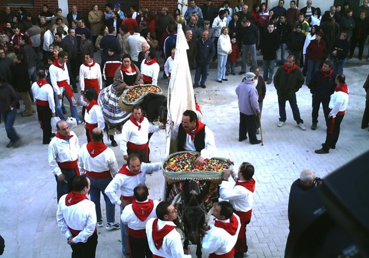 Reparto de caramelos en una foto de archivo.