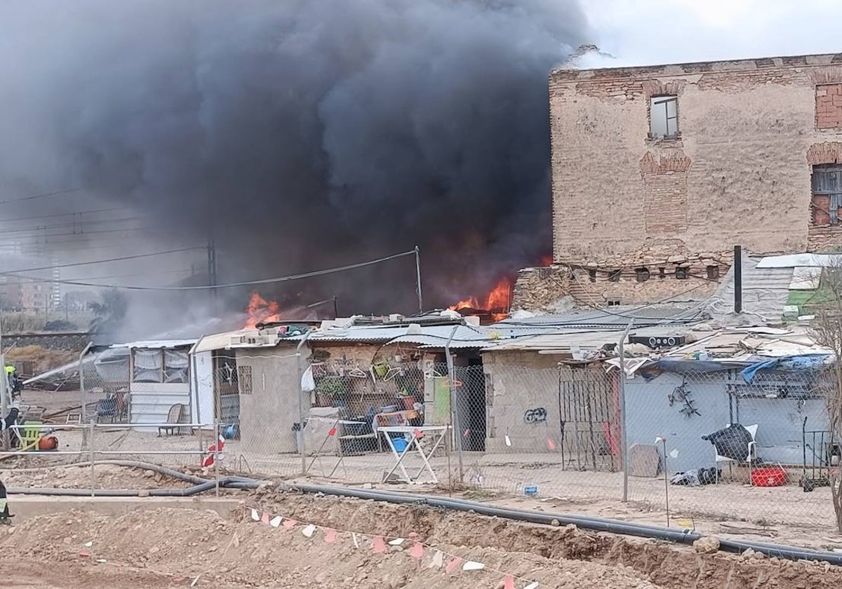 Un incendio en un asentamiento de San Marcelino obliga a desalojar a 30 personas e interrumpe la circulación de trenes