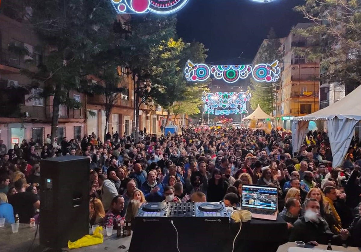 Celebración de una discomóvil en una falla de Valencia.