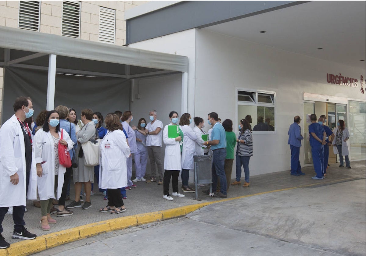 Sanitarios del hospital de Alzira, durante una protesta.