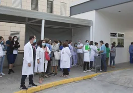 Sanitarios del hospital de Alzira, durante una protesta.