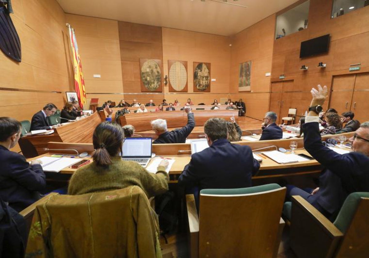 Una votación en el pleno municipal en la Diputación de Valencia.