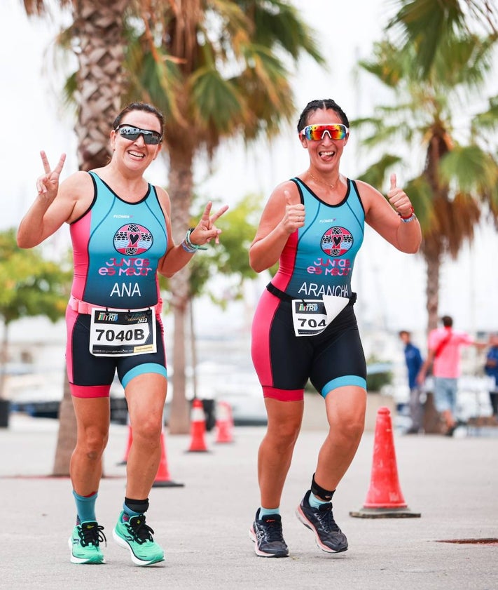 Imagen secundaria 2 - Imágenes de participantes en el Valencia Triatlón.