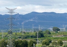 Vista de la Costera con líneas de alta tensión.