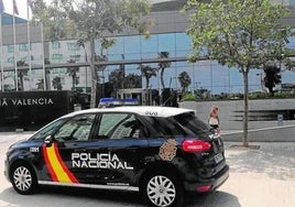 Un coche de la Policía Nacional junto al hotel, el día que descubrieron el robo.