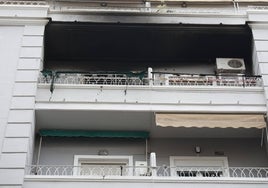 Fachada de la vivienda donde se ha registrado el incendio en la calle Salamanca.