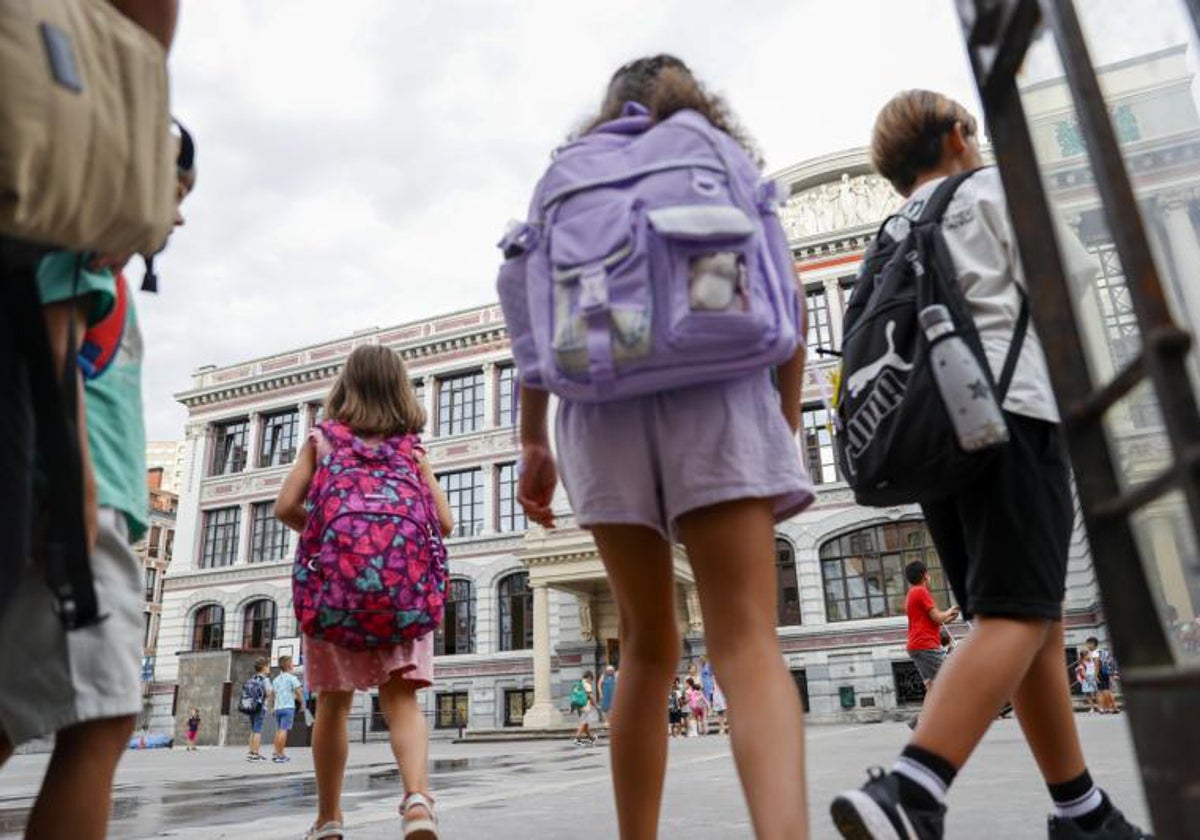 Niños entran a un colegio. El 75% de los nuevos diagnósticos se da en menores de 18 años.