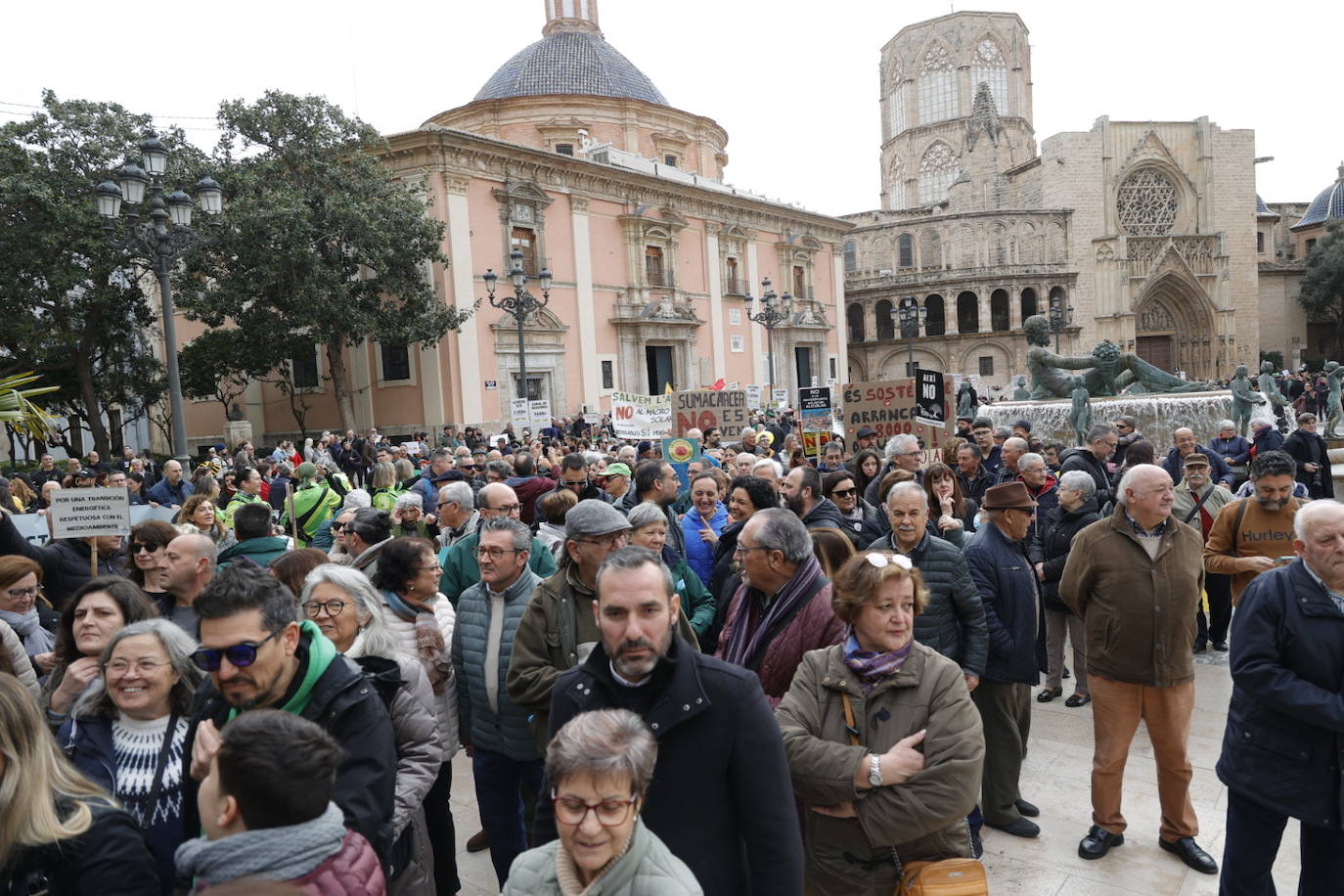 Manifestación multitudinaria contra el modelo actual de implantación de las energías renovables en Valencia