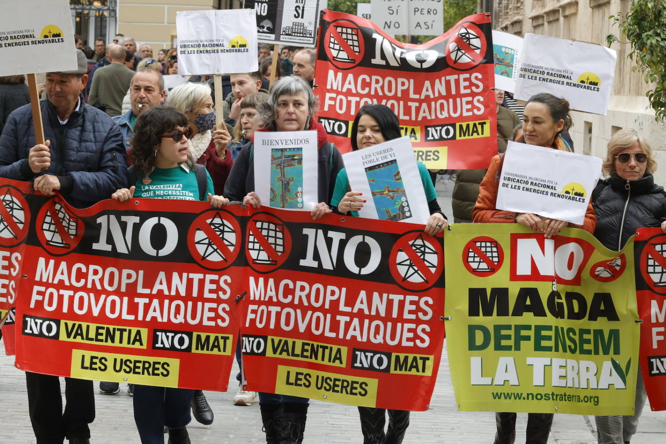 Manifestación multitudinaria contra el modelo actual de implantación de las energías renovables en Valencia