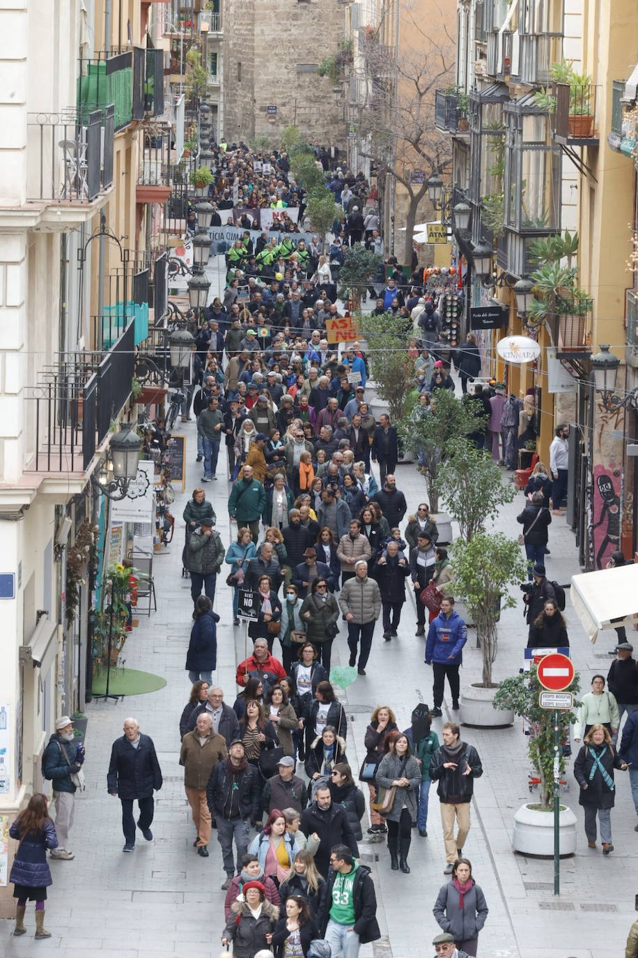 Manifestación multitudinaria contra el modelo actual de implantación de las energías renovables en Valencia