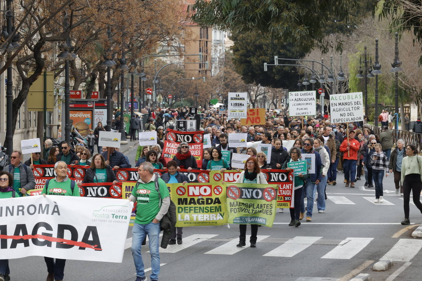 Manifestación multitudinaria contra el modelo actual de implantación de las energías renovables en Valencia