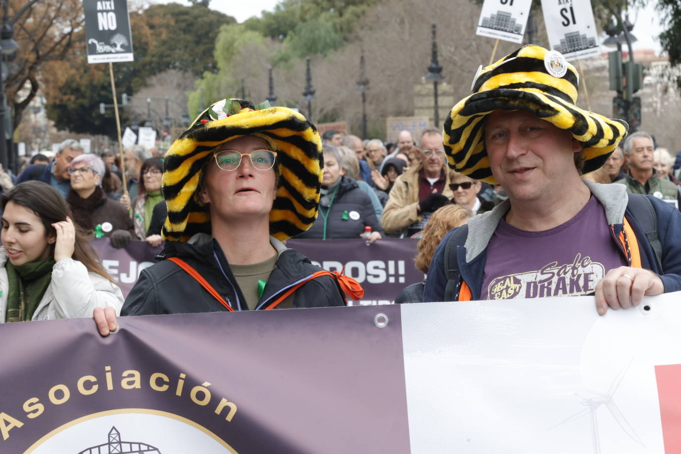 Manifestación multitudinaria contra el modelo actual de implantación de las energías renovables en Valencia