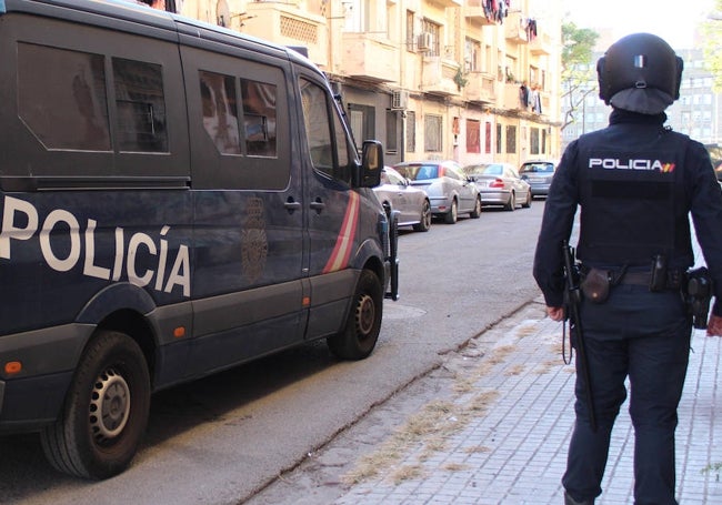 Un agente de la Policía Nacional, en un momento del despliegue en Casitas Rosas.