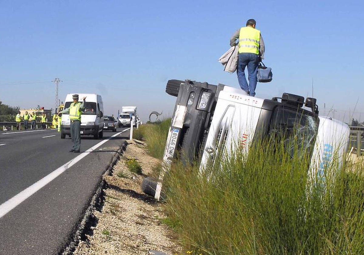 Agentes de la Guardia Civil regulan el tráfico junto a un camión volcado en la A-7 a su paso por Picassent, en una imagen de archivo.