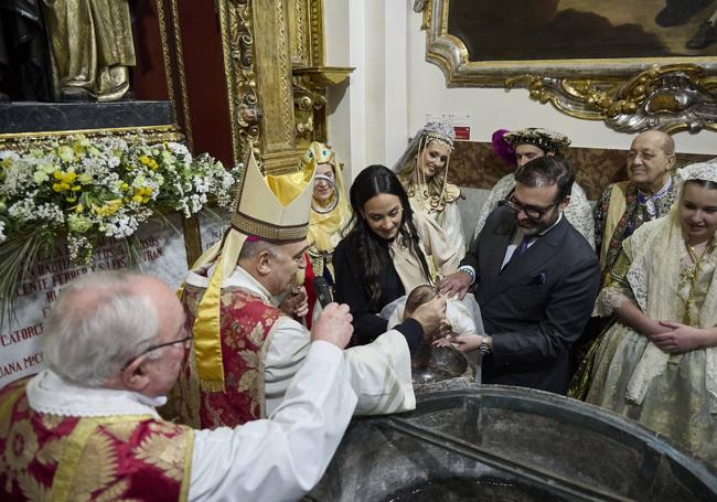 Bautismo del niño Cayetano Vicente en la parroquia de San Esteban.