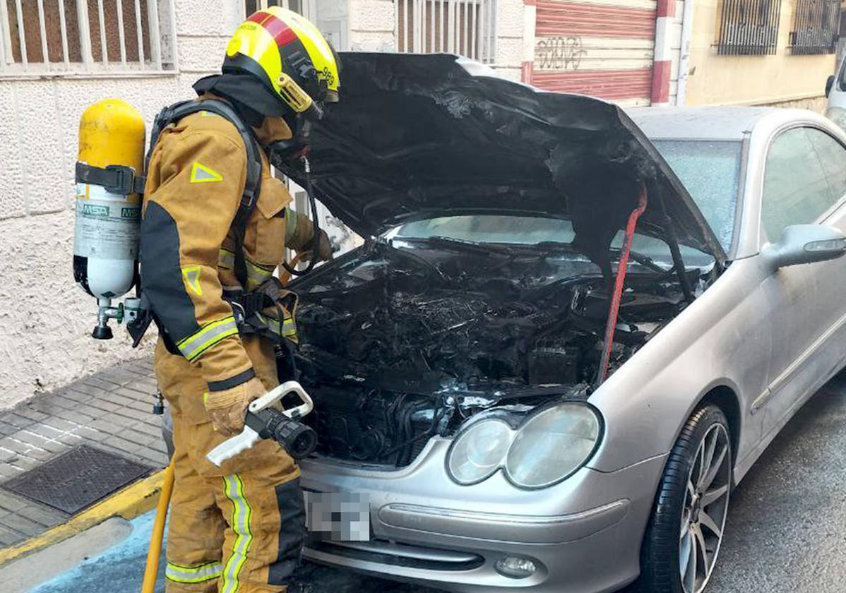 El coche que tuvo que ser sofocado.