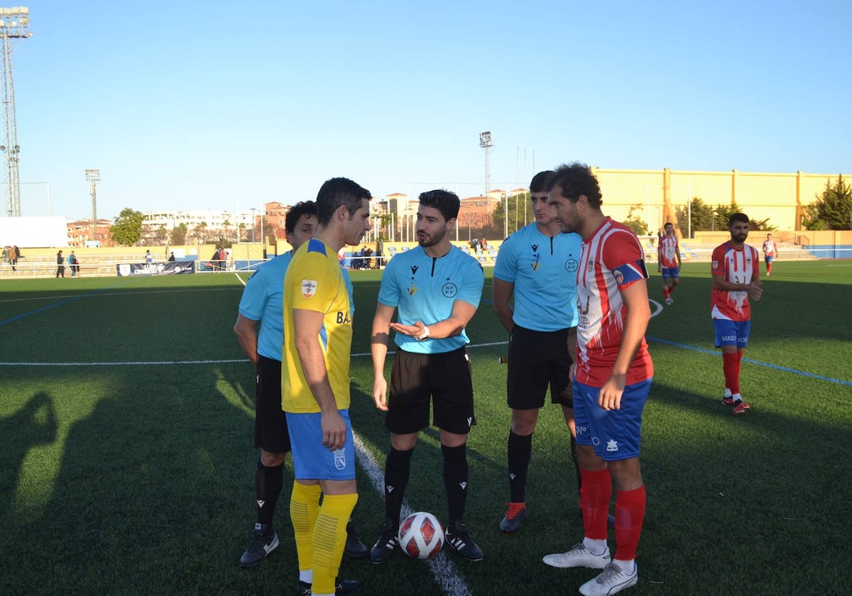 Los dos capitanes en el sorteo de campo.