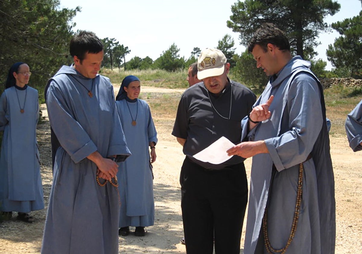 El arzbispo en la visita que realizó a la comunidad siendo obispo auxiliar.