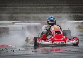 Nerea Martí, en plena carrera en el kartódromo Lucas Guerrero de Chiva.