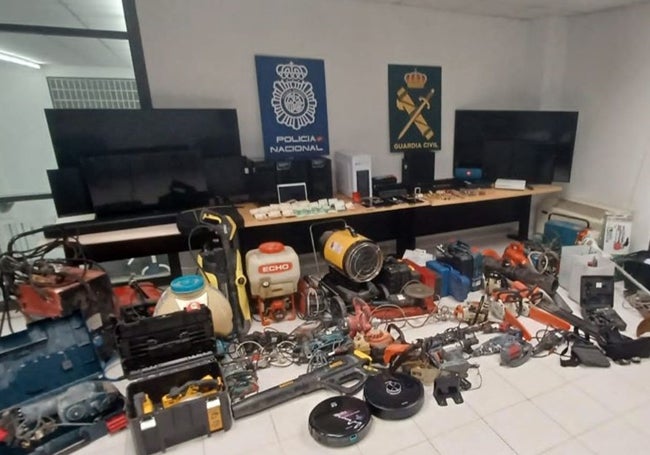 Los numerosos objetos confiscados a la banda de ladrones.