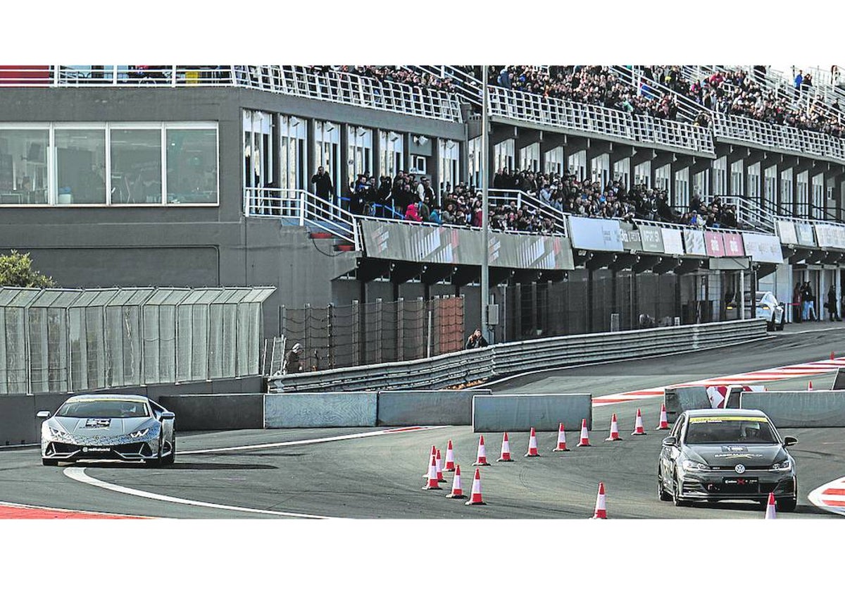 Más de 10.000 espectadores en Cheste para ver el estreno de las carreras de 'YouTubers' del motor.