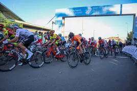 Miles de aficionados al ciclismo se citan en Onda para disfrutar de la prueba internacional GP Ruta de la Cerámica
