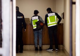 Tres policías en el edificio donde vivía la víctima.