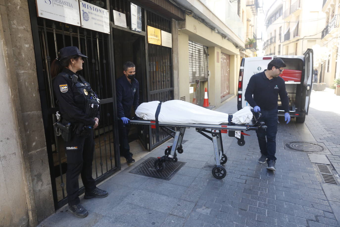 Fotos: un canónigo de la Catedral de Valencia aparece muerto con signos de violencia