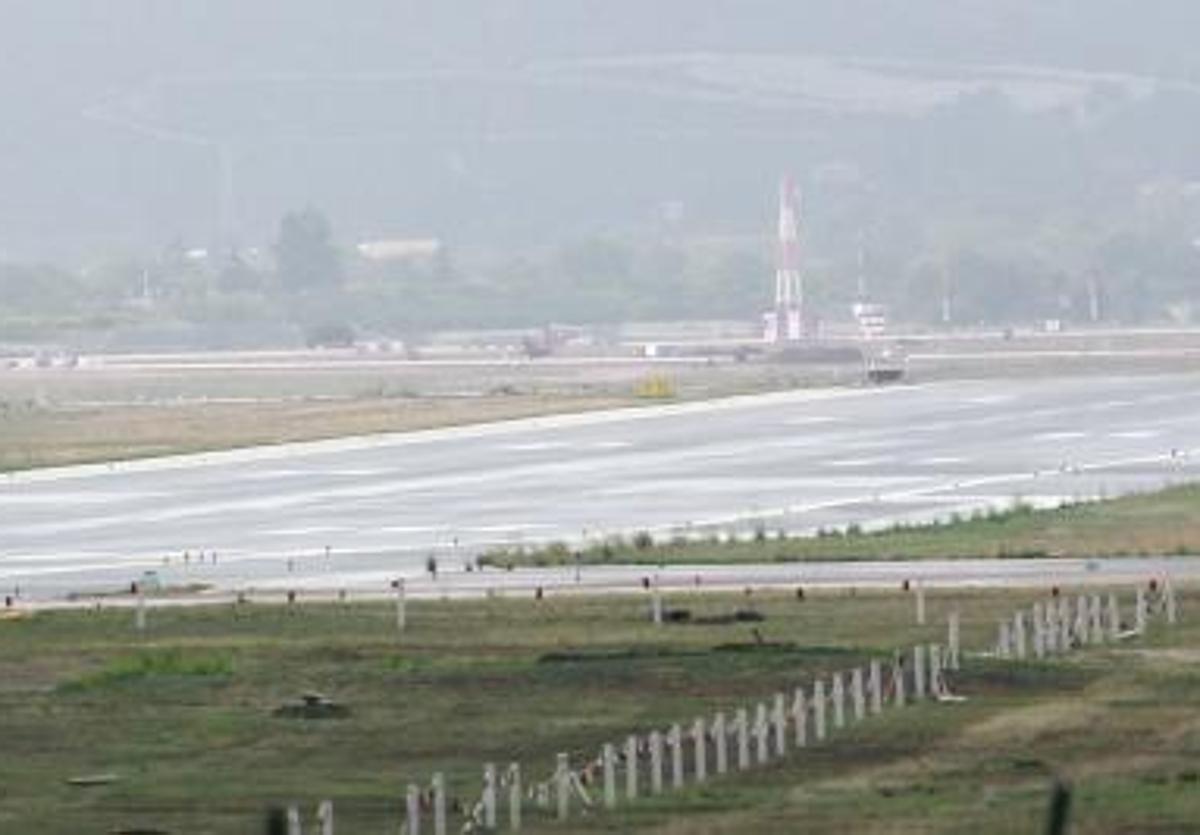 Una pista del aeropuerto de Manises, en una imagen de archivo.