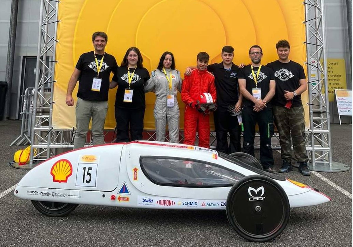 Integrantes del equipo con el prototipo que competirá en Francia.