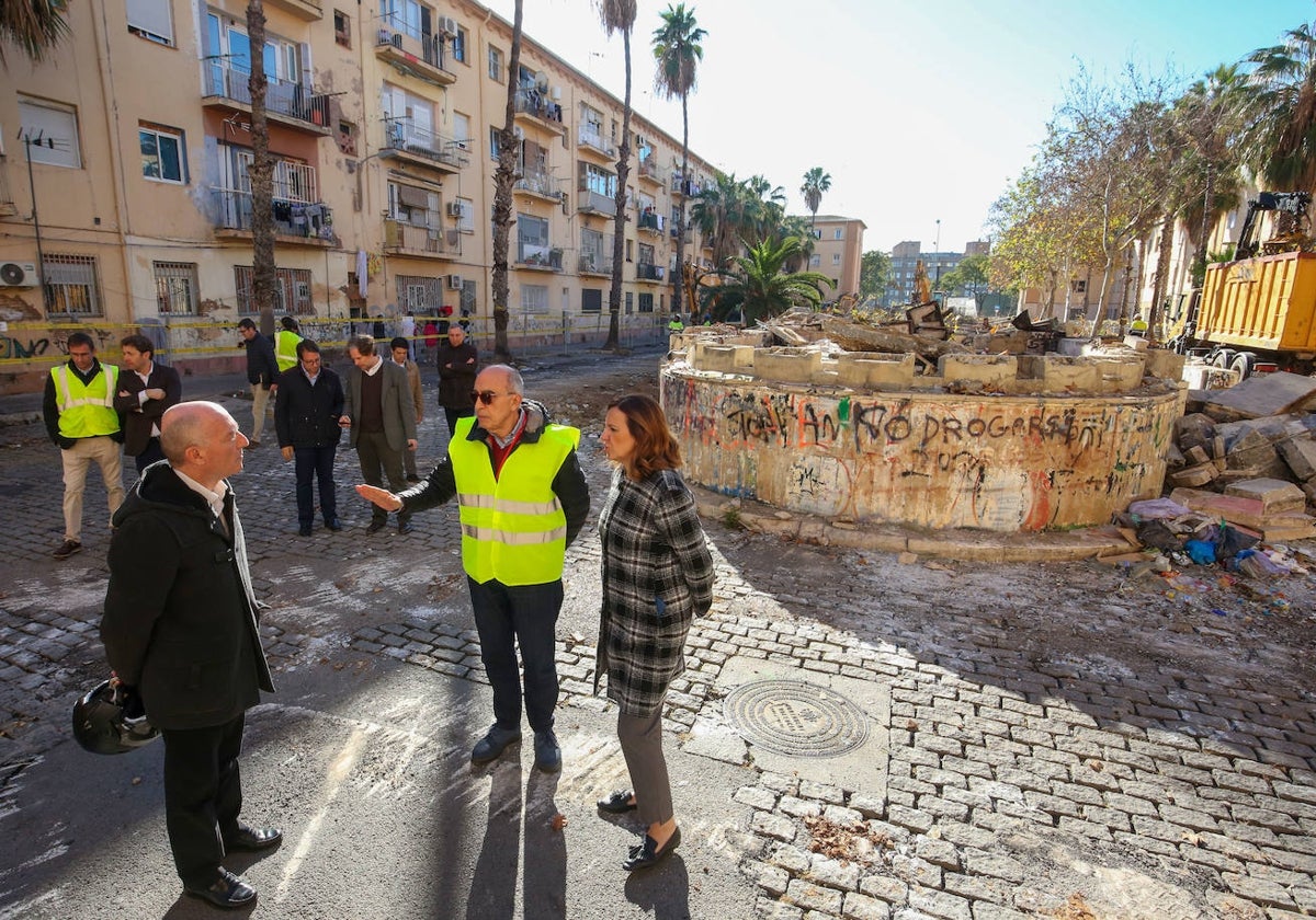 La alcaldesa de Valencia, María José Catalá, visita las obras en la plaza 7 de octubre.