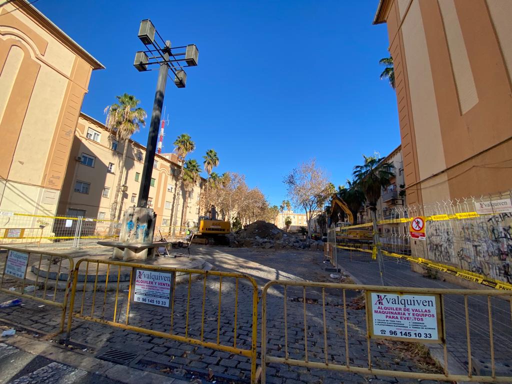 Fotos de las obras en la plaza 7 de octubre de Valencia, en las Casitas Rosa